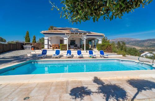 Vinuela Villa | Las Alondras stunning lake views