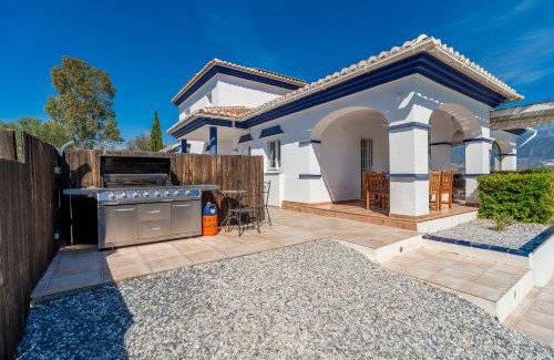 Vinuela Villa | Las Alondras stunning lake views