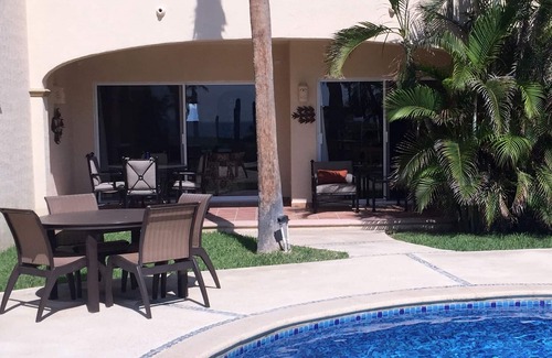 Zona Hotelera Condo | Las Mananitas - Beachfront Groundfloor 1BR Condo, Semi-Private Pool