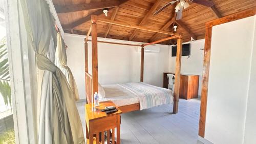 Dixon Cove Hotel | Las Palmas Cabins
