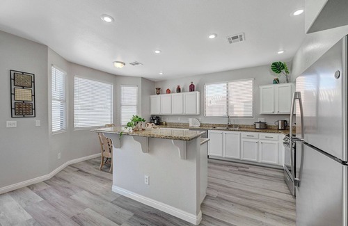 Centennial Hills House | ❤️ Las Vegas Vacation Home. 3 King 10 Twin Beds. Family Friendly. Entire Home.