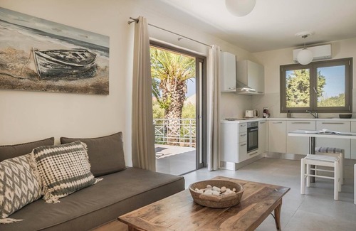 Lassi Apartment | Lassi apartments: 2 bedrooms, by Makris Gialos beach. Best Kefalonia apartments
