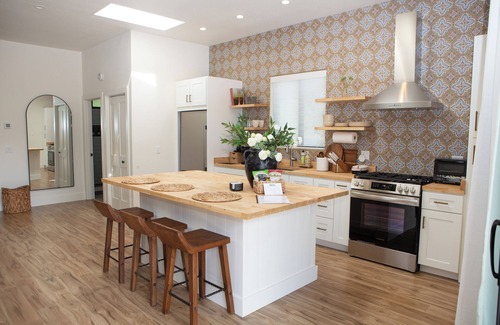 Los Olivos Cottage | Lasso Lodge ~ Walking distance to wine tastings and restaurants!nKing size bedn
