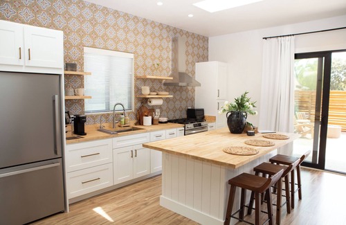 Los Olivos Cottage | Lasso Lodge ~ Walking distance to wine tastings and restaurants!nKing size bedn