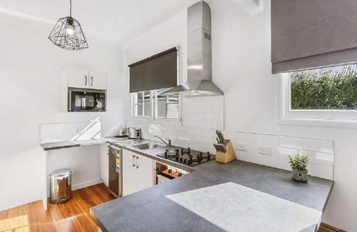 Gisborne House | Last Minute Deals - Gisborne Central Location