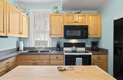 Downtown Dunedin Cottage | Last minute discounts for Fall - Quaint Bungalow just off Main Street!