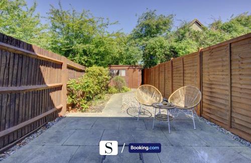 Walton Apartment | LastMinOffer 10pc Off I A Cute 2BR Semi-Detached Home I Dedicated Off-street Parking I Garden I Wifi I Short Term Let by SILVA I Long Term Rates Available