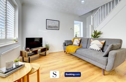 Walton Apartment | LastMinOffer 10pc Off I A Cute 2BR Semi-Detached Home I Dedicated Off-street Parking I Garden I Wifi I Short Term Let by SILVA I Long Term Rates Available