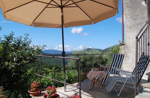 Zignago Apartment | Lastminute 50%off! House, garden and relaxation areas in Ligurian village countryside and sea.