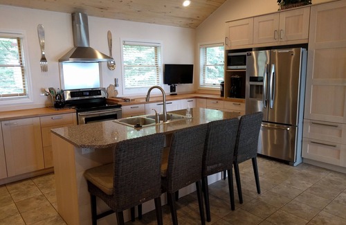 Ellsworth House | LATE SEPT WEEK OPEN 200' SUNSET BEACH MODERN HOUSE WIFI FIREPLACE PET FRIENDLY