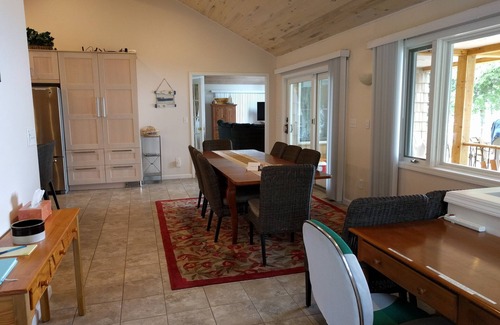 Ellsworth House | LATE SEPT WEEK OPEN 200' SUNSET BEACH MODERN HOUSE WIFI FIREPLACE PET FRIENDLY