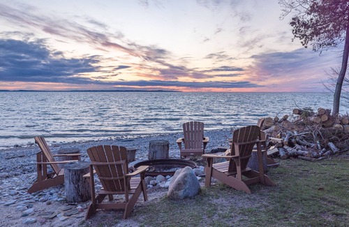 Ellsworth House | LATE SEPT WEEK OPEN 200' SUNSET BEACH MODERN HOUSE WIFI FIREPLACE PET FRIENDLY