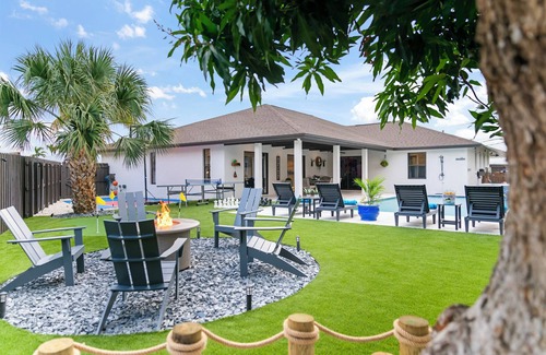 Lantana House | Late Summer Deal! Luxury Villa with Pool, Near Beach + Game Room
