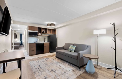 Tinton Falls Hotel | Latitude Suites Tinton Falls Eatontown/BW Premier Collection
