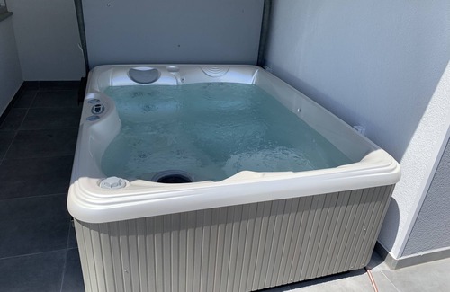 Turanj Apartment | Laudato ⭐️⭐️⭐️⭐️ XXL Deluxe Apartment with free Jacuzzi, Bikes & Covered Parking
