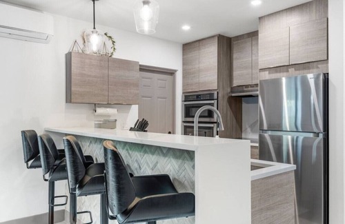 Lake Ridge Apartment | Lauderdale Modern 1 Bedroom 1 Bathroom with Private Backyard