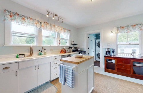 Pemaquid Beach House | Laughton House & Cottages: Steps away from Pemaquid Beach!