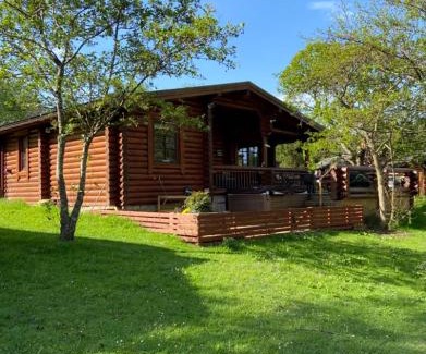 Morpeth House | Laura's Lodge Hot Tub Log Cabin, Felmoor Park, Morpeth, Northumberland
