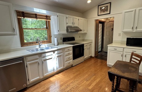 Highlands Cottage | Laurel Cottage- 3 BR/2 baths - Serenity in Highlands, NC
