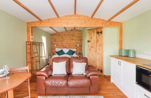 Low Catton Cottage | LAUREL LODGE, romantic, character holiday cottage in Strensall