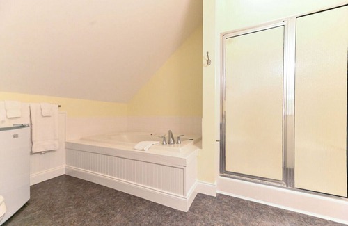 Edenton Bed & Breakfast | Laurel Room - Granville Queen Inn, Downtown Historic Edenton