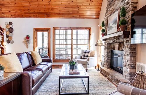 Townsend House | Laurel Valley Retreat - Pool Table & Fireplace!