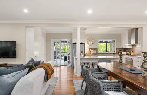 Burradoo House | Lauretana House & Cottage -Grand Homestead w/Multiple Entertaining Areas, Pool, Moments from Bowral