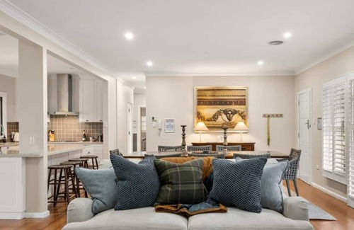 Burradoo House | Lauretana House & Cottage -Grand Homestead w/Multiple Entertaining Areas, Pool, Moments from Bowral