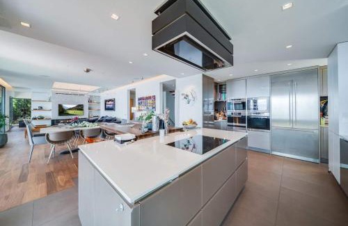 Pully Villa | Lausanne area Luxurious 4-Bedroom Villa on the Lake by GuestLee