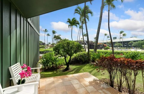 Hanamaulu Condo | Lava Lounge-Pool view/walkout access, 2 Queen Beds
