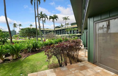 Hanamaulu Condo | Lava Lounge-Pool view/walkout access, 2 Queen Beds