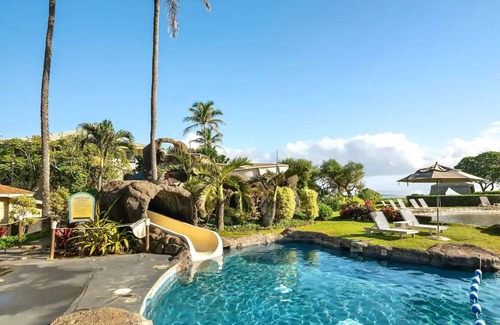 Hanamaulu Condo | Lava Lounge-Pool view/walkout access, 2 Queen Beds