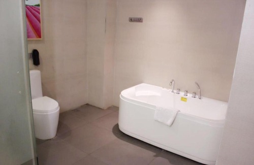 Hongshan Hotel | Lavande Hotel Wuhan Nanhu Walmart Store
