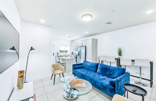 Lake Worth Corridor House | 'Lavender' at Aviara Lake Worth