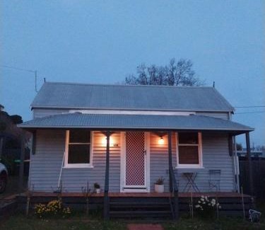 Black Hill House | Lavender Cottage - Cute, Cosy & Pet Friendly