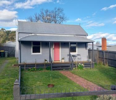 Black Hill House | Lavender Cottage - Cute, Cosy & Pet Friendly