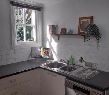 Black Hill House | Lavender Cottage - Cute, Cosy & Pet Friendly