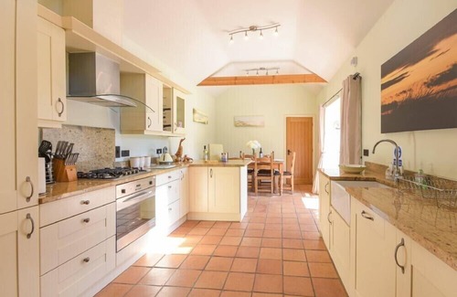 North Sunderland Cottage | LAVENDER COTTAGE (VILLAGE FARM), pet friendly in Seahouses