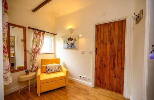 Staple Hill Hotel | Lavender - Delightful Stables Conversion By StayStaycations