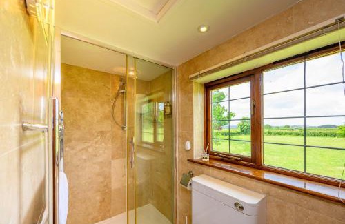 Staple Hill Hotel | Lavender - Delightful Stables Conversion By StayStaycations