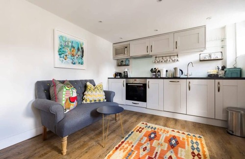 Alresford Villa | Lavender Folly - Cosy Accommodation Alresford
