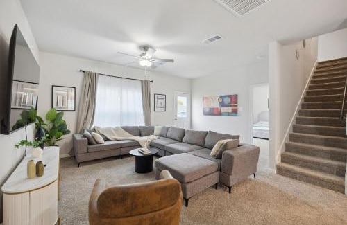 Dallas Apartment | Lavida, Luxury 6BRM, Sleeps 16, Backyard, Dallas TX