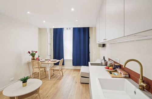 Quartier des Grandes-Carrieres Apartment | Lavie Maison | AC Hot Tub Montmartre