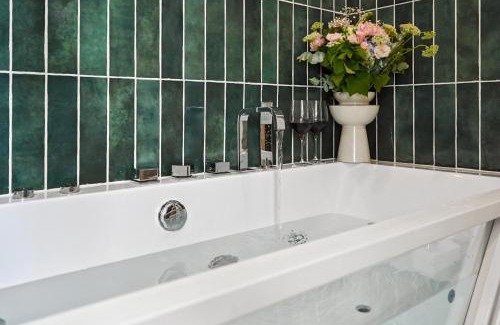 Saint-Thomas-d'Aquin Apartment | Lavie Maison Studio AC & Hot Tub