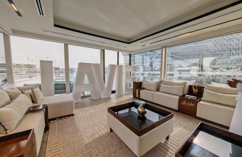 Abu Dhabi Boat Rental | Lavie Yachts