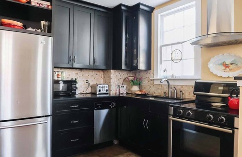 Historic Downtown Savannah House | Lavinia Low House|Historic Townhouse near Jones St