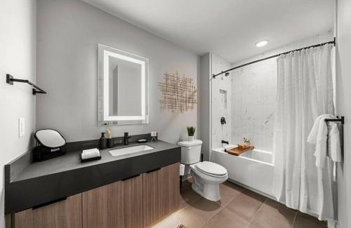 North Buckhead Apartment | Lavish 2BD/2BA Luxury Retreat w/ Premium Amenities