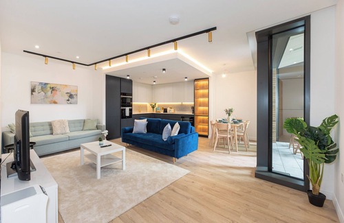 Bunhill Apartment | Lavish 2BDR Flat w/Private Balcony Lift and Fast Wifi in Clerkenwell Barbican