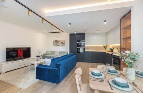 Bunhill Apartment | Lavish 2BDR Flat w/Private Balcony Lift and Fast Wifi in Clerkenwell Barbican