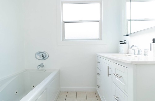 Burbank House | Lavish 3BD House near Universal, w/Heated Pool and Tub